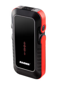Lanterna portabilă Raider cu carcasă neagră și detalii roșii, având un panou de control pe lateral.